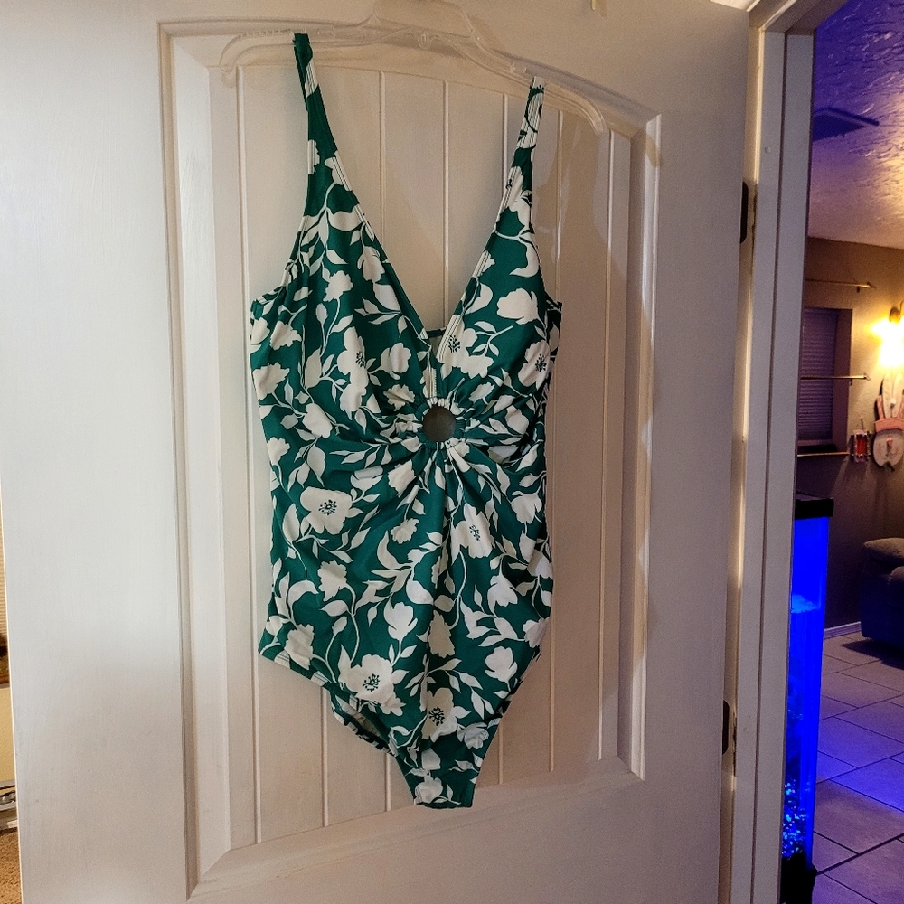 Women's swimsuit worn once 2X (20W-22W)